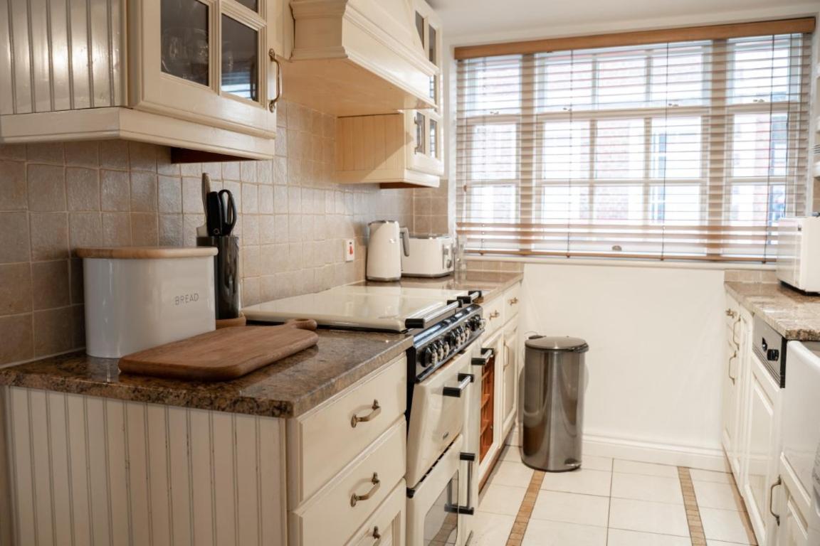 Perfectly Located Central Chester Town House -2Br Екстер'єр фото